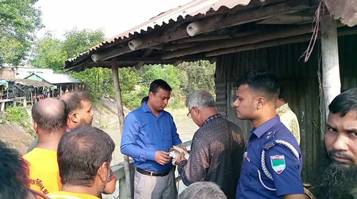 হরিণাকুণ্ডুতে অবৈধ জালে মাছ ধরায় তিন জেলেকে জরিমানা