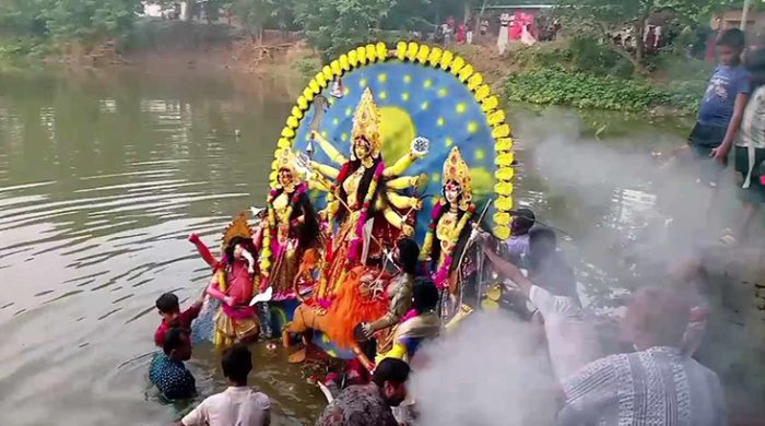 হরিণাকুণ্ডুতে প্রতিমা বিসর্জন, মণ্ডপগুলোয় বিদায়ের সুর