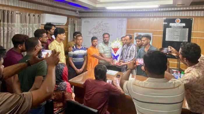 গাংনী উপজেলা নিবার্হী অফিসারের সাথে ছাত্রদলের শারদীয় শুভেচ্ছা বিনিময়