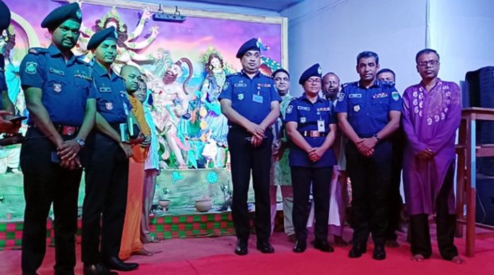 মেহেরপুরের বিভিন্ন পূজা মন্ডপ পরিদর্শনে খুলনা রেঞ্জ ডিআইজি