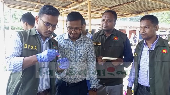 গাংনীতে ভ্রাম্যমাণ ল্যাবের পরীক্ষায় হলুদ গুড়ায় চক পাউডার