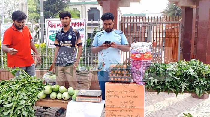 মেহেরপুরে ছাত্রদের 'বিনা লাভের দোকান' পরিচালনা শুরু