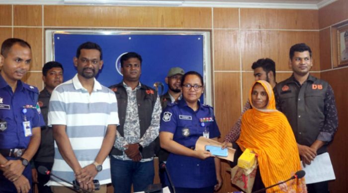 মেহেরপুরে হারানো ৭১ টি মোবাইল উদ্ধার করে ফিরিয়ে দিলো পুলিশ