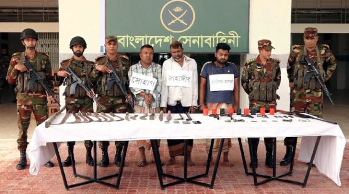 দৌলতপুরে অস্ত্র-গুলি ককটেলসহ যুবদল ও যুবলীগ নেতা আটক