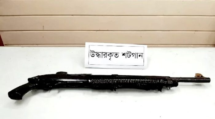যাত্রাবাড়ি থানার লুট হওয়া অস্ত্র দৌলতপুরে উদ্ধার