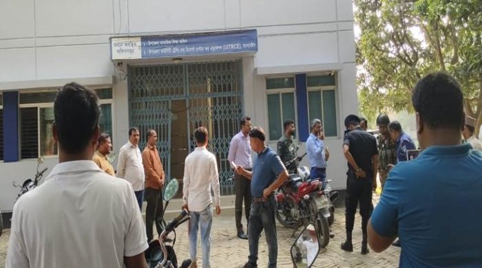 তদন্তকালে লাঞ্চিত হলেন গাংনী উপজেলা মাধ্যমিক শিক্ষা অফিসার