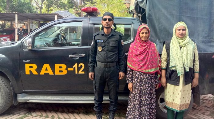 ১০ কেজি গাঁজাসহ নারী মাদক পাচারকারী আটক