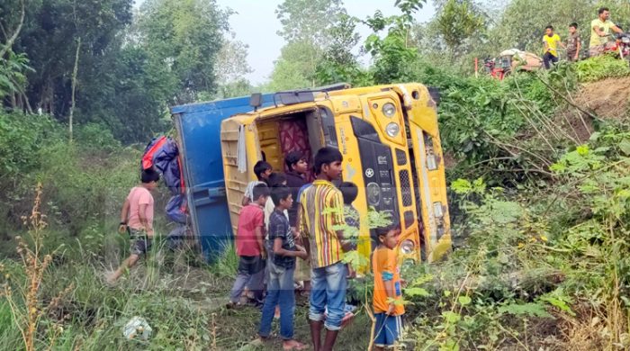 আবারও গাংনীর সড়কে গাছ ফেলে গণডাকাতি