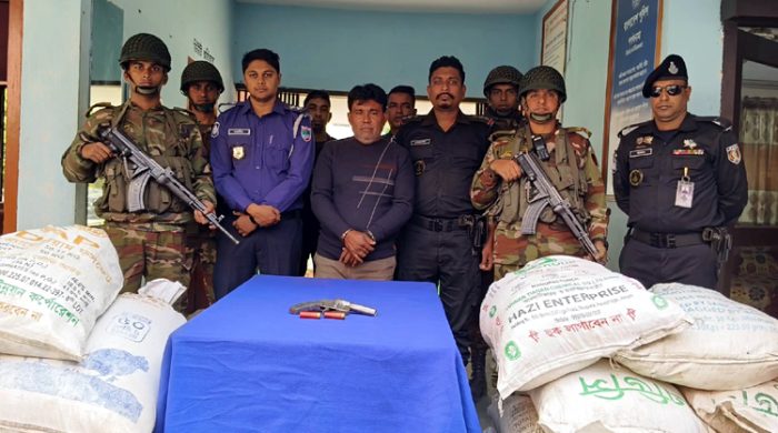 গাংনীতে যৌথবাহিনীর অভিযানে আগ্নেয়াস্ত্রসহ ইউপি সদস্য টুটুল গ্রেফতার