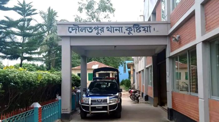 দৌলতপুর থানার ওসি শেখ আউয়াল কবীর ক্লোজ