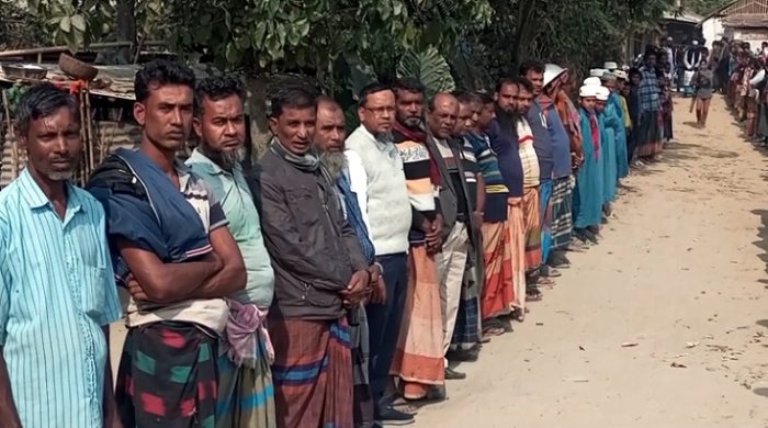 গাংনীতে সঠিক রাস্তা নির্মাণের দাবিতে এলাকাবাসীর মানববন্ধন