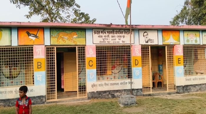 গাংনীর রুয়েরকান্দি প্রাথমিক বিদ্যালয়ে দুই শিক্ষকের দ্বন্দ্ব, সংঘর্ষে তিনজন আহত
