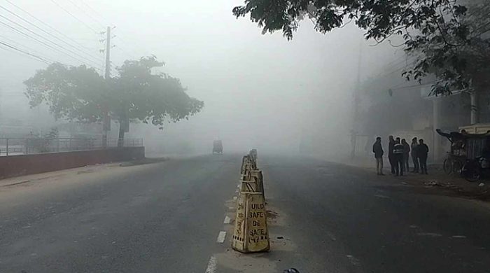 কুয়াশার চাদরে মোড়া মেহেরপুর,বিপাকে নিন্ম আয়ের মানুষ