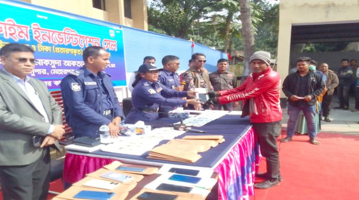 হারিয়ে যাওয়া ৮১টি মোবাইল ফোন উদ্ধার করে ফিরিয়ে দিলো পুলিশ