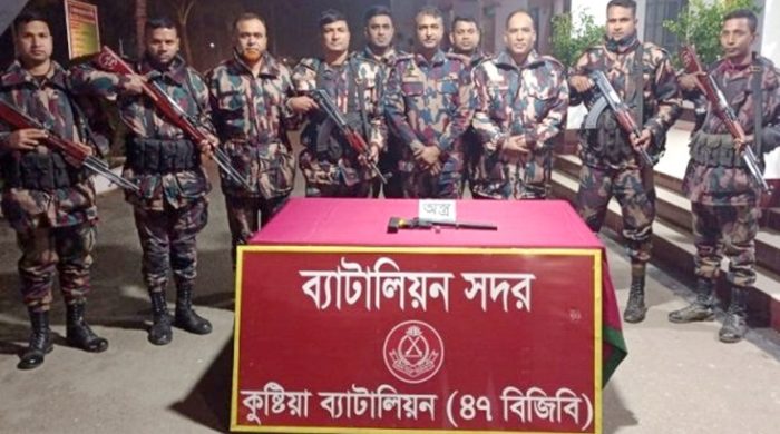 কুষ্টিয়া পরিত্যক্ত টং ঘর থেকে অস্ত্র ও গুলি উদ্ধার