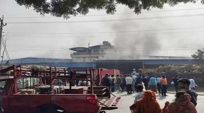 কুষ্টিয়ার এমএন্ডবি প্লাইউড কারখানায় আগুন