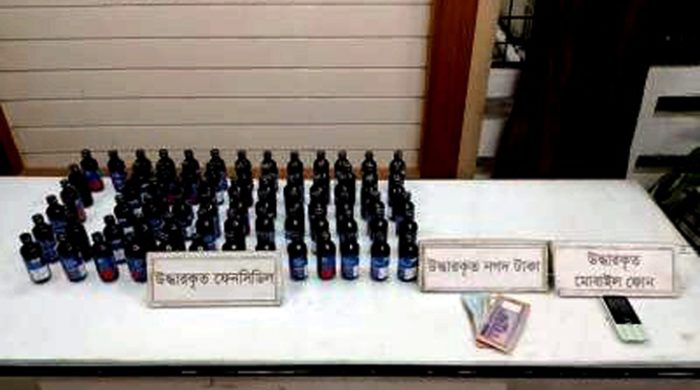দৌলতপুর র‌্যাবের অভিযানে ৭৫ বোতল ফেনসিডিলসহ পাচারকারী আটক
