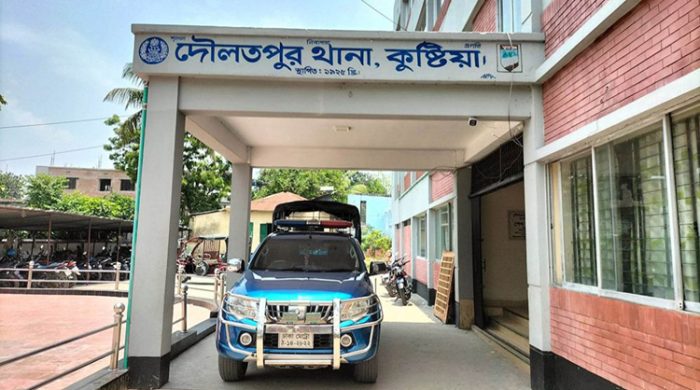 দৌলতপুরে গরু লুটের টাকার ভাগাভাগি নিয়ে দুপক্ষের গোলাগুলিতে এলাকায় আতঙ্ক