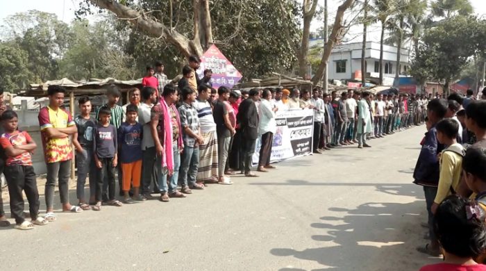 গাংনীতে ভ্যানচালক হত্যার ঘটনায় খুনীদের গ্রেফতারের দাবীতে মানববন্ধন