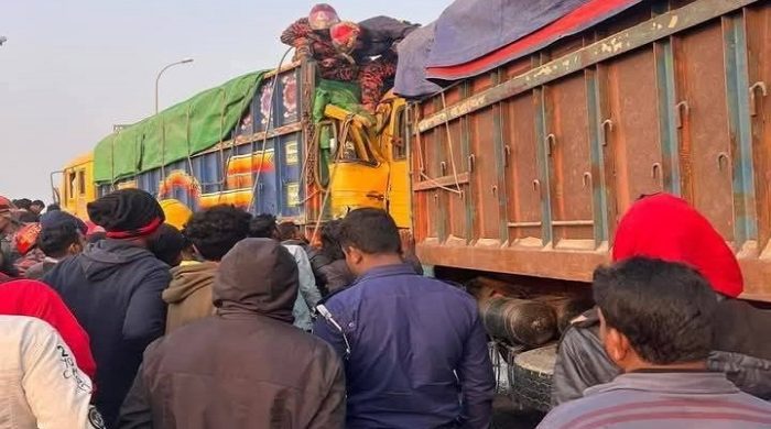 লালন শাহ সেতুর ওপর বিকল ট্রাকে ধাক্কায় হেল্পার নিহত