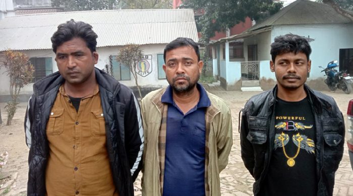 গাংনীতে প্রতিপক্ষকে ফাঁসাতে গিয়ে অস্ত্রসহ র‌্যাবের হাতে তিন জন আটক