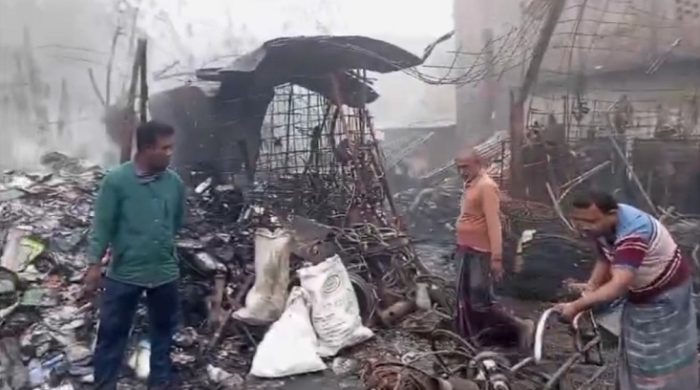 মুজিবনগরে ভাংড়ির দোকানে আগুন, ৩৫ লক্ষ টাকার ক্ষয়ক্ষতি