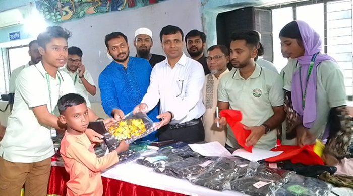 মেহেরপুরে দরিদ্র শিশুদের জন্য পাঁচ টাকায় পছন্দের পোশাক ও খাদ্যসামগ্রী
