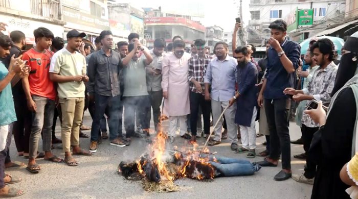 ধর্ষকের শাস্তির দাবিতে মেহেরপুরে ছাত্র-জনতার মানবন্ধন