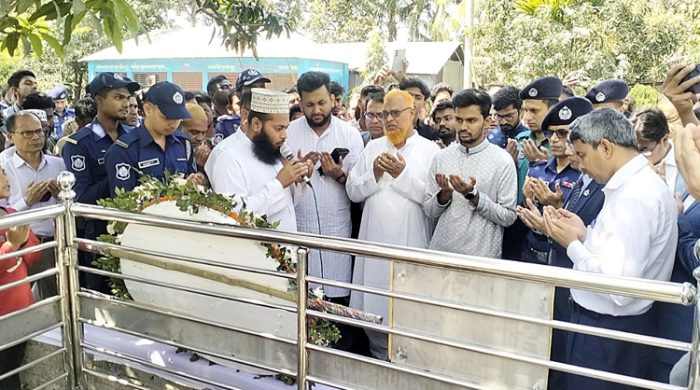 কুষ্টিয়ায় আবরার ফাহাদের কবর জিয়ারত করলেন উপদেষ্টা আসিফ