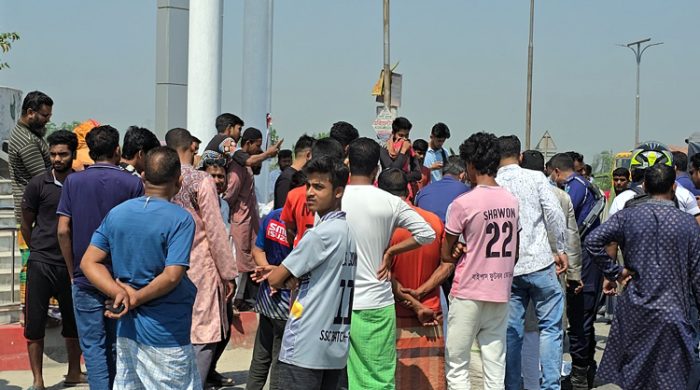 কুষ্টিয়ায় ট্রাকচাপায় প্রাণ গেলো মা-ছেলের