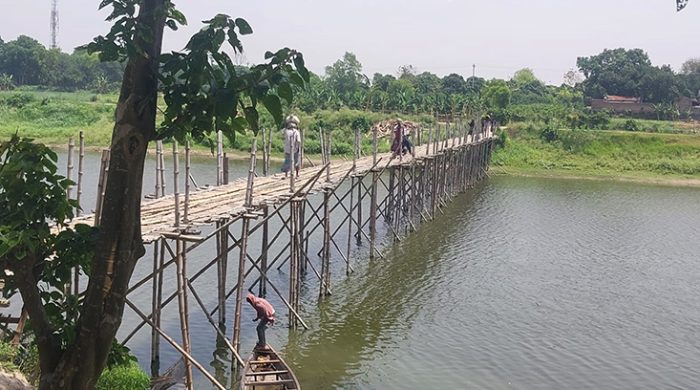 তিন গ্রামের মানুষের একমাত্র ভরসা বাঁশের সাঁকো