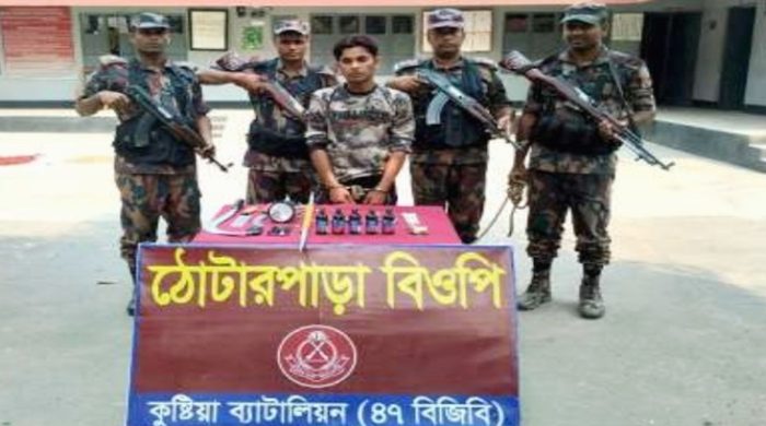 দৌলতপুরে অস্ত্র ও ফেনসিডিলসহ শীর্ষ মাদক চোরাকারবারী রিংকু আটক