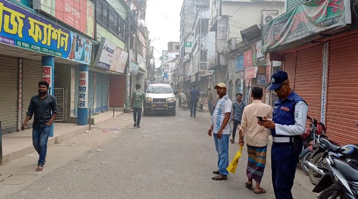 মেহেরপুরে বাণিজ্য মেলা বন্ধের দাবীতে বড় বাজারে ব্যবসায়ীদের ধর্মঘট