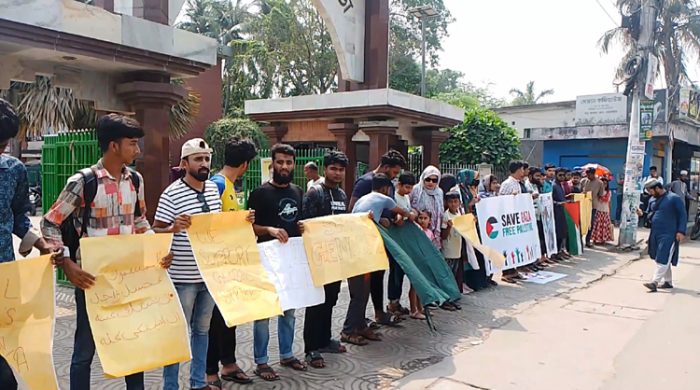 গাজায় ইসরায়েলি বাহিনীর বর্বরতা ও নৃশংস হামলার প্রতিবাদে মেহেরপুরে মানববন্ধন