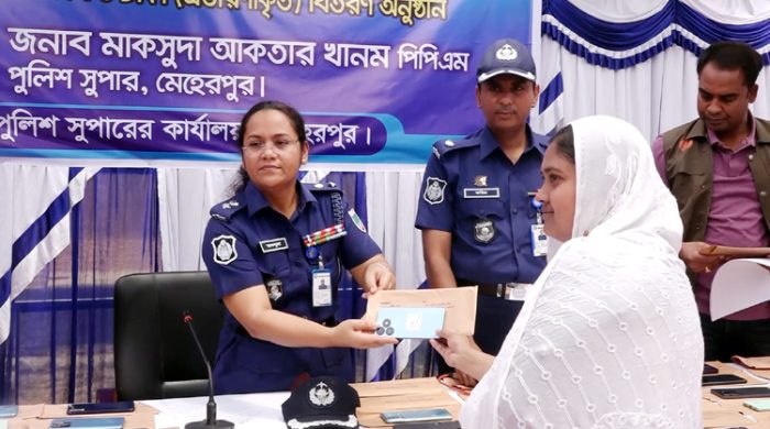 মেহেরপুরে হারিয়ে যাওয়া টাকা ও মোবাইল ফেরত পেল অভিযোগকারীরা