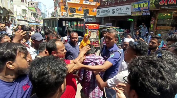 মেহেরপুরে আল্লাহকে নিয়ে কটুক্তিকারীকে গণধোলাই