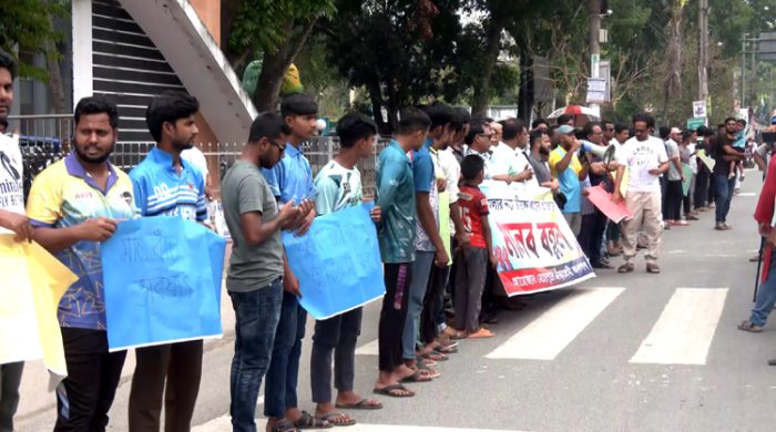 মেলা বন্ধের দাবিতে মেহেরপুরে বিক্ষোভ