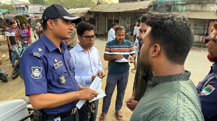 সড়কে শৃংখলা ফেরাতে মেহেরপুরে যৌথ বাহিনীর অভিযানে লক্ষাধিক টাকা জরিমানা আদায়