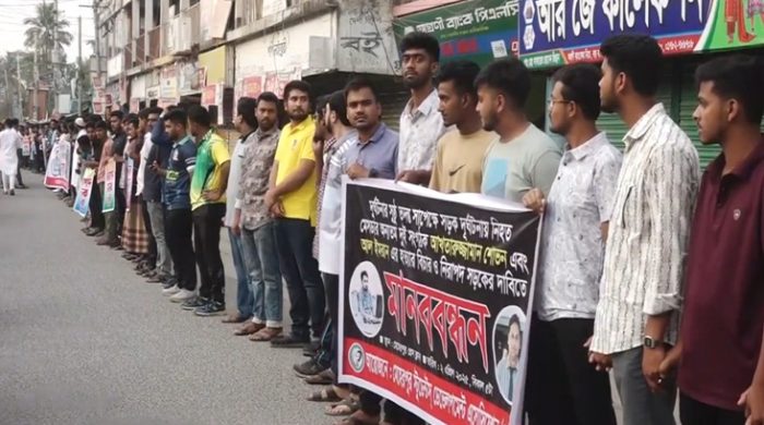 মেহেরপুরে সড়কে মৃত্যুর বিচার চেয়ে মানববন্ধন