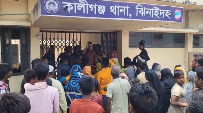 গঞ্জে মহাসড়ক ও থানা অবরোধ, ওসির অপসারণসহ বিভিন্ন দাবিতে বিক্ষোভ