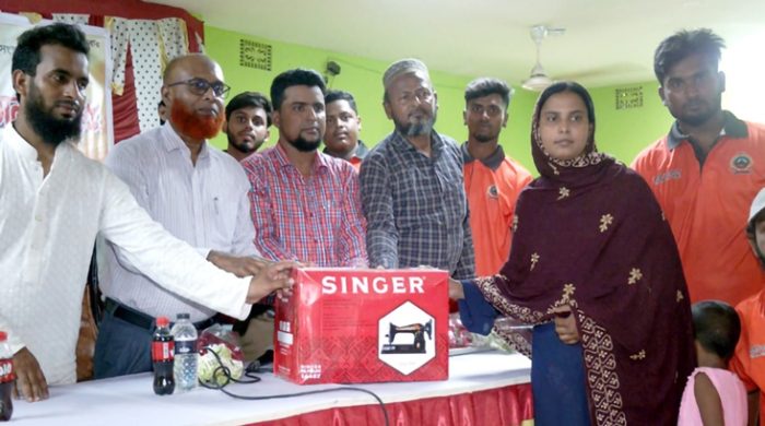 মেহেরপুরে সমাজের পিছিয়ে পড়া নারীদের মাঝে সেলাইমেশিন বিতরণ