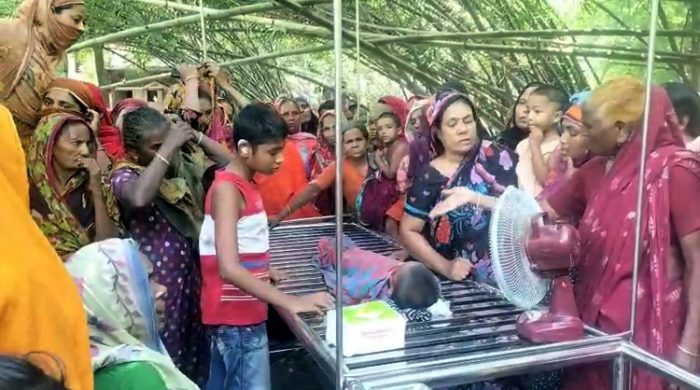 গাংনীতে ট্রলি চাপায় তাসনিমা নামের এক শিশু কন্যা নিহত