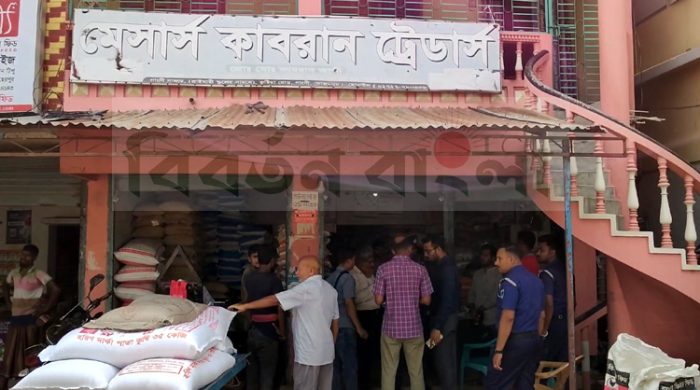 পণ্যে পাটজাত মোড়ক আইন লঙ্ঘনে গাংনীতে ভ্রাম্যমান আদালতে জরিমানা