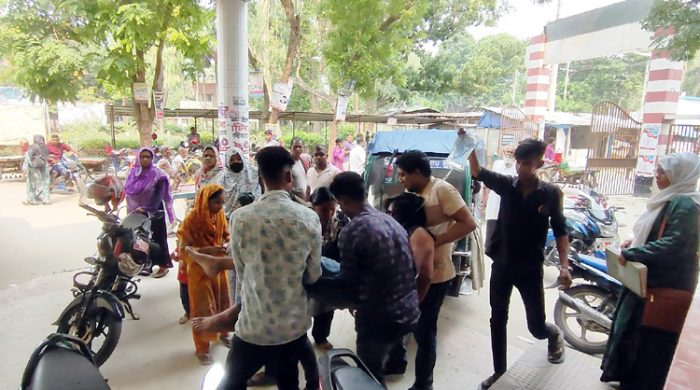 গাংনীতে মোটরসাইকেল দূর্ঘটনায় তিনজন আহত