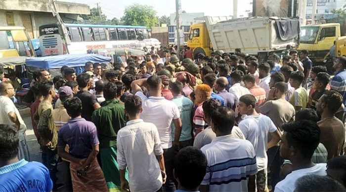 কুষ্টিয়া-ঝিনাইদহ মহাসড়কে ট্রাক শ্রমিকদের অবরোধ