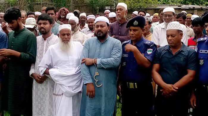 প্যারোলে মুক্তি নিয়ে মায়ের জানাযায় চেয়ারম্যান পাশা