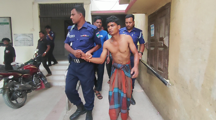 গাংনীতে গলায় অস্ত্র ঠেকিয়ে শিশু ধর্ষণের অভিযোগ-অভিযুক্তকে গণধোলায় দিয়ে পুলিশে সোর্পদ