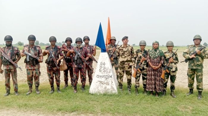 দেশে ফিরলেন ২৫ বছর পর ভারতের পাচার হওয়া বাংলাদেশী নারী
