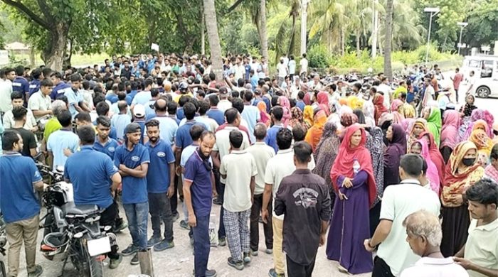 কুষ্টিয়ায় ১২ দফা দাবিতে ব্রিটিশ আমেরিকান টোব্যাকো শ্রমিকদের বিক্ষোভ