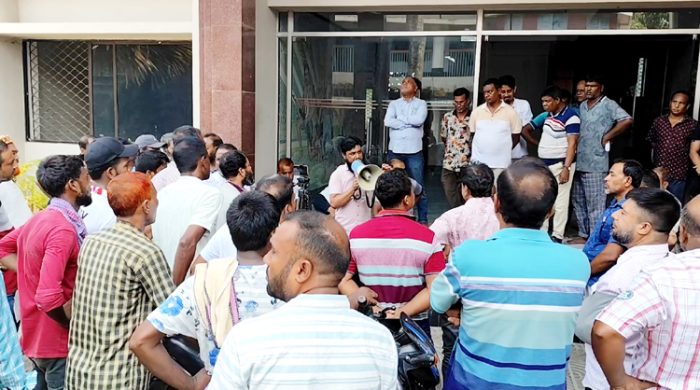 মেহেরপুর পৌরসভার কর্মচারীদের কর্মবিরতি পালন